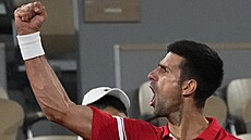 Srb Novak Djokovi slaví postup do semifinále Roland Garros.