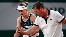 Barbora Krejíková diskutuje v semifinále Roland Garros s rozhodím poté, co jí...