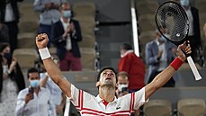 Srb Novak Djokovi slaví postup do finále Roland Garros.