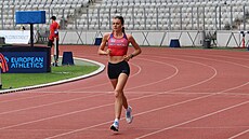 Kristiina Mäki se seznamuje s dráhou stadionu v Klu�i p�ed první ligou...