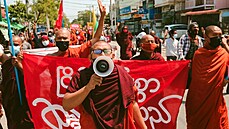 Buddhistití mnii protestují proti vojenskému pui v Barm. (9. kvtna 2021)