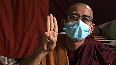 Buddhistický mnich ukazuje gesto demonstrant proti vojenské junt v Barm. (6....