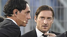 Alessandro Nesta (vlevo) a Francesco Totti (vpravo) coby hosté televizního...