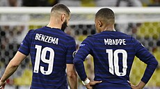 Karim Benzema a Kylian Mbappé b�hem úvodního francouzského zápasu na...