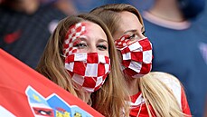 Chorvatské fanynky v hledišti Hampden Parku čekají na duel mistrovství Evropy...