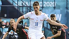 eský útoník Patrik Schick stílí z penalty svj tetí gól na mistrovství...