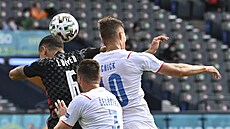 Chorvatský obránce Dejan Lovren fauluje Patrika Schicka v utkání fotbalového...