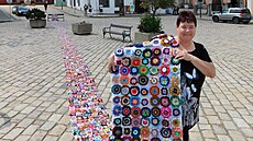 Blanka Böhmová s nata�eným rekordním kobercem s vln�nými kv�tinami na nám�stí v...