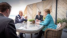Nmecká kancléka Angela Merkelová hovoí s americkým prezidentem Joem Bidenem...
