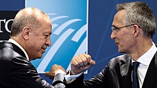 Turecký prezident Recep Tayyip Erdogan (vlevo) se zdraví s generálním...