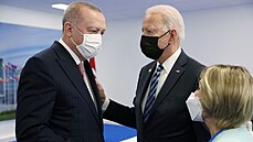 Turecký prezident Recep Tayyip Erdogan (vlevo) a americký prezident Joe Biden...