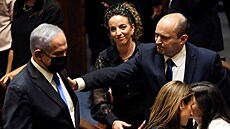 Dosluhující izraelský premiér Benjamin Netanjahu (vlevo) a nový předseda vlády...