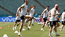 Fotbalisté Walesu v �ele s Garethem Balem (vlevo) se na stadionu v Baku...
