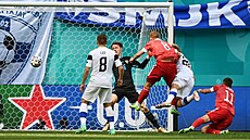 Fin Joel Pohjanpalo (druhý zprava) se trefuje do brány Ruska. Video ale pozd�ji...
