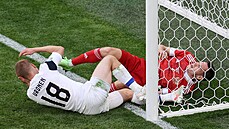 Fin Jere Uronen (vlevo) a Rus Vja�eslav Karavajev le�í po souboji na zemi.