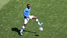 Fin Glen Kamara se rozcvi�uje p�ed zápasem proti Rusku.