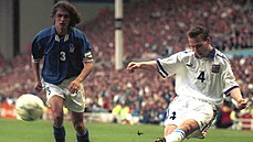 Pavel Nedvěd pálí v utkání proti Itálii na mistrovství Evropy 1996, Paolo...