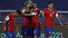 Fotbalisté Chile slaví gól Eduarda Vargase na Copa América.