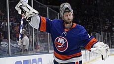 Ruský brankář Semjon Varlamov slaví s fanoušky New York Islanders postup do 3....