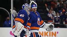 Úspná brankáská dvojice Rus v New York Islanders. Vlevo je Semjon Varlamov,...