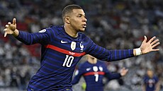 Francouzský útoník Kylian Mbappé slavil gól - jene vstelil ho z ofsajdu.