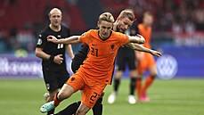 Frenkie de Jong v nizozemském dresu vede míe ped dotírajícím soupeem.