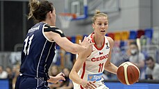 eská basketbalistka Kateina Elhotová bránná  Sabínou Oroszovou ze Slovenska.