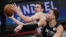 Pat Connaughton (vlevo) z Milwaukee se snaí prosadit pes Blakea Griffina z...