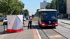 Seniorka nepřežila střet s autobusem na zastávce Petřiny v Praze 6. (17.6.2021)