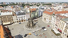 Pohled ze znovuoteveného ochozu ve olomoucké radnice na Horní námstí, Sloup...