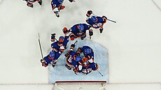 Hokejisté New York Islanders slaví postup pes Boston Bruins.