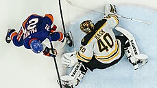 Kyle Palmieri (21) z NY Islanders pokořil bostonského brankáře Tuukku Raska...