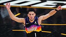 Devin Booker z Phoenixu se raduje.