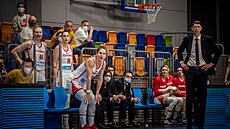 eské basketbalistky a jejich trenér tefan Svitek sledují zápas.