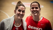 eské basketbalistky Alena Hanuová (vpravo) a Romana Hejdová