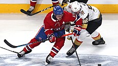 Brendan Gallagher z Montrealu (vlevo) a Tomá� Nosek z Vegas v souboji o puk