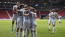Argentinští fotbalisté slaví gól Guida Rodrígueze proti Uruguayi.