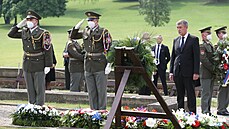 Premiér Andrej Babi u pomníku obtem vypálení obce Lidice (12. ervna 2021).