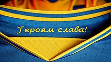 Nápis „Sláva hrdinům“ na dresech ukrajinské fotbalové reprezentace.