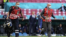 Záchranái na stadionu Parken utíkají k dánskému záloníkovi Christianu...