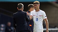 Stídající Patrik Schick si plácá s trenérem Jaroslavem ilhavým.