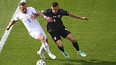 Chorvatský fotbalista Ivan Peri�i� se pokou�í dostat p�es �eského beka...