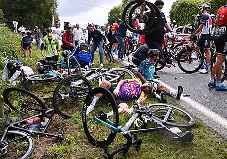 Dsivá scéna po hromadném pádu v první etap Tour de France
