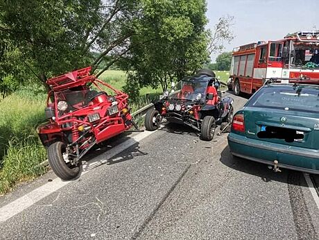 U Dubé na eskolipsku vjelo auto do protismru a narazilo do projídjících...