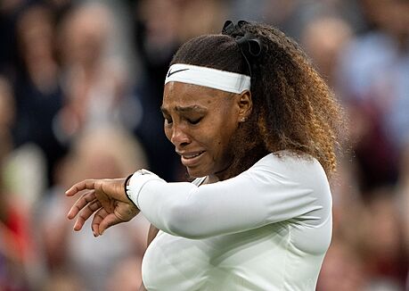 Amerianka Serena Williamsová se rozlouila s Wimbledonem v slzách, kvli...