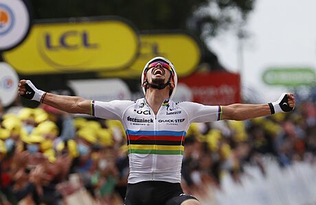 Julian Alaphilippe se raduje v cíli první etapy Tour de France.