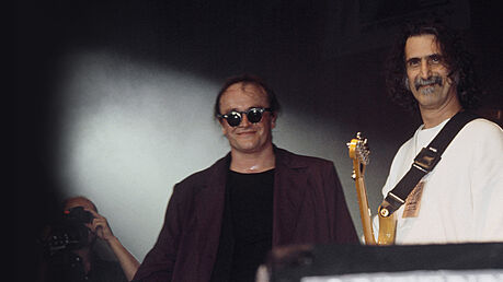Americký hudebník Frank Zappa si s Michaelem Kocábem a jeho Praským výbrem...