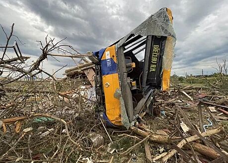 Autobus skonil daleko v poli. Pro cestující z nj piletl rakouský vrtulník.