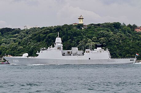 Fregata Evertsen nizozemského námonictva u beh Istanbulu (14. ervna 2021)
