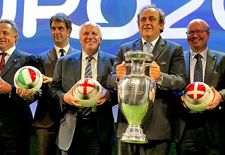 Michel Platini s pohárem pro fotbalové mistry Evropy